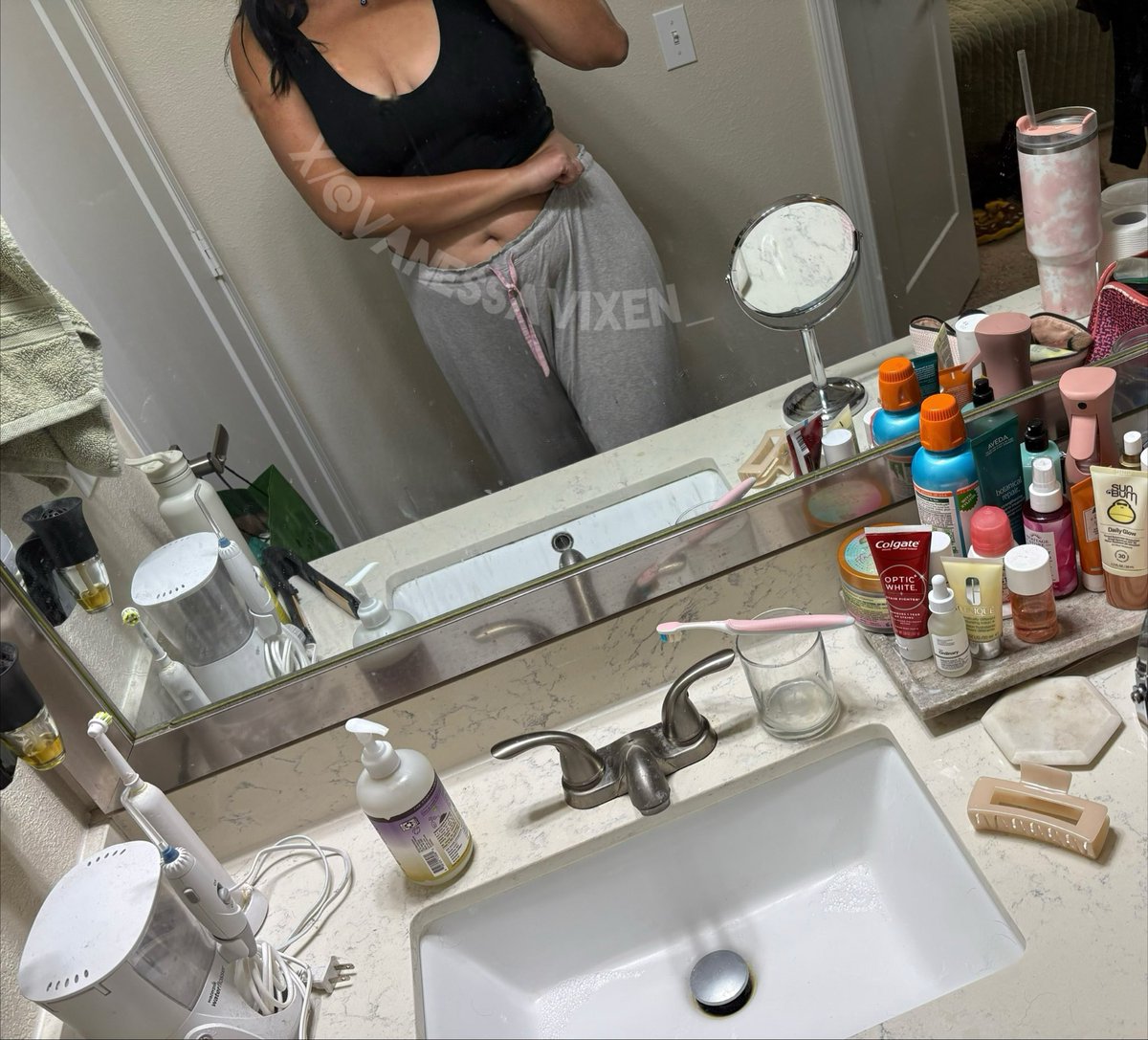 vanessavixen_'s tweet photo. Good morning 😘😌
It’s me an my VS pants I’ve had since freshman year of college against the world…

I also took shirtless versions of these pics earlier too😌😈have a good day https://t.co/PbS8i3tsvX