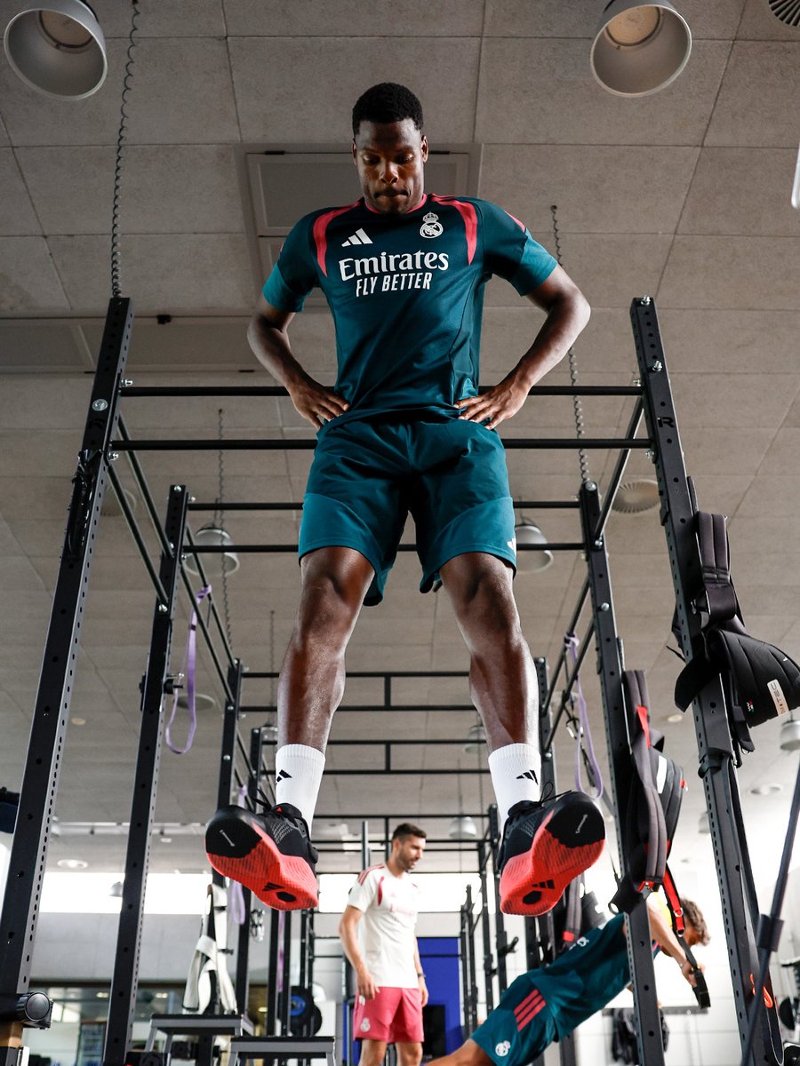 realmadrid's tweet photo. 💪 Dumfries https://t.co/PTVhI39VGx
