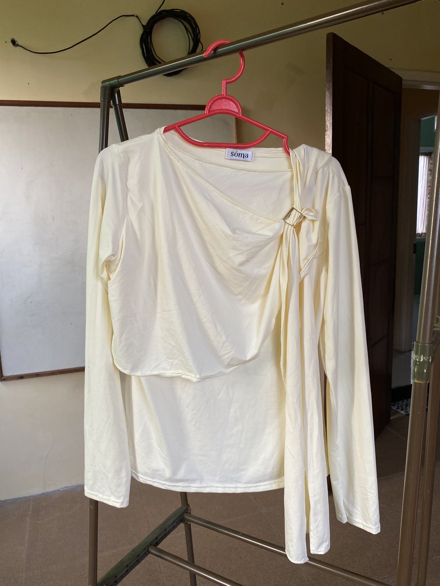 whoiskins's tweet photo. mau preloved baju atasan butter yellow, belum pernah dipakai samsek tapi tah udah dilepas😞

beli kemarin waktu mau lebaran 85k ish, jual 70k aja dah https://t.co/1rqgFC2hJF