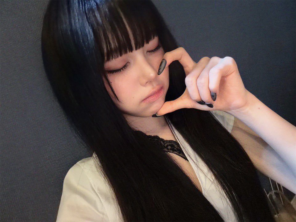 Keyveatz's tweet photo. 엠카 끄읏-♡

#Keyveatz #키비츠
#KIMYUNA #김유나
#AOMG https://t.co/EmNltrErDp