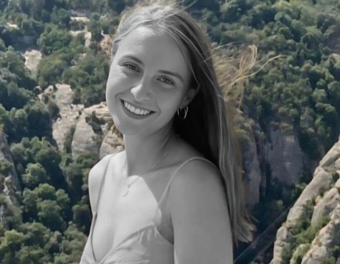 ACOM_es's tweet photo. Eden Nimri luchó valientemente contra Hamás el 7 de octubre ella sola, todavía en pijama, mientras permanecía en la entrada de un refugio antibombas para proteger a quienes estaban dentro.

Protegió a 17 chicas.  Las 17 jóvenes sobrevivieron.
 
Cuando Eden se quedó sin munición, literalmente combatió a los terroristas con s

us propias manos, recordaron las supervivientes.  Entregó su vida para defender a Israel y a sus amigas. Eden tenía solo 22 años. 

Su valentía jamás será olvidada.