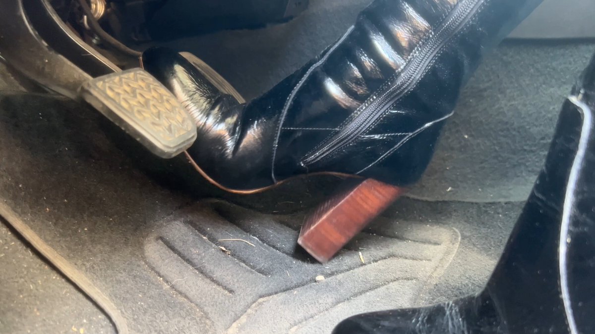 MsRachelBoots's tweet photo. un connard pour lécher mes bottes ? https://t.co/9axY7IbMzo
