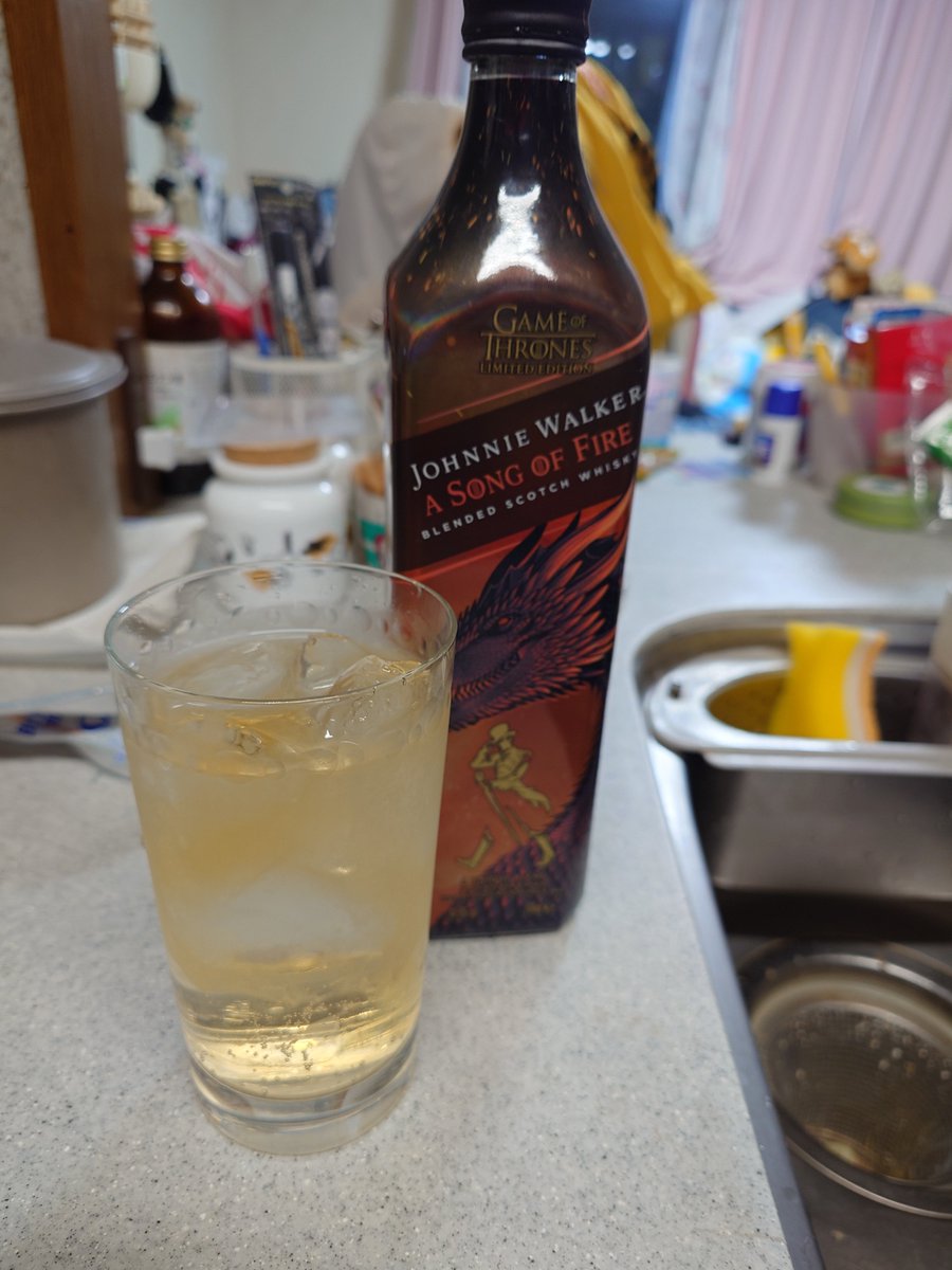 makotospirit's tweet photo. 2杯目　
ジョニーウォーカー
ア・ソング・オブ　ファイヤー
🎩🥃🐲 https://t.co/dN01ihY80U