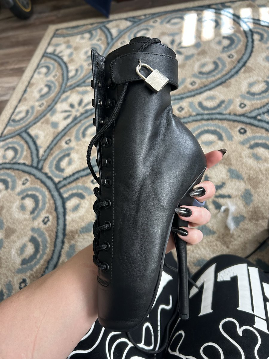 FootsieSenpai's tweet photo. Who wants to see my feet fit into these badass ballerina pointe heels?🖤😈 selling custom content, videos, voice memos. DM for prices. #findom #femdom #feetfetish #sexyfeet #feetworshi̇p https://t.co/RAcOcs82nO
