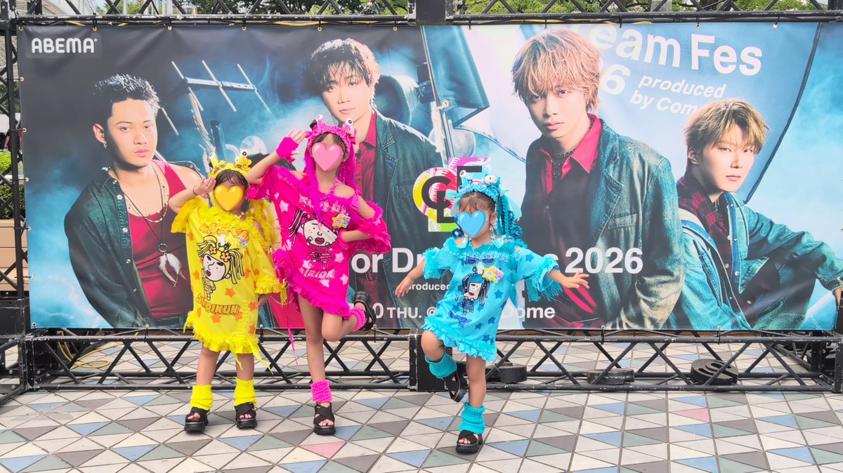 Natsuki_yoko714's tweet photo. 7.30 Creator Dream Fes 2026✨
珍しくイベ日にお休みだったパパと一緒に推し活へ✨
アウェイかな？と思っていたけど、コムドットのファンの方が「可愛い〜！」って声をかけてくれたり、「踊り上手だね！」って話しかけてくれたり、とっても優しくてほっこり🥹✨
竹ぱらやしなこちゃんのステージでは、💜と🩷💛🩵のペンライトの海で東京ドーム中が染め尽くされていて、今まで見に行ったライブの中でも一番と言っていいくらいの景色だった！！✨
初めて竹ぱらやしなこちゃんを見る人もたくさんいたと思うのに、みんな一緒に踊って歓声を上げていて、本当に会場全体の盛り上がりがすごくて感激🥹✨
コムドットのファンの皆さん、本当にすごい！！
イリュージョンも「失敗しちゃったのかな？」なんて思いながら見ていたら、次から次へと魔法みたいな演出で驚かされっぱなし😳✨
東京ドームを埋め尽くせるって本当にすごいなぁ…✨
とても貴重で、忘れられない経験になりました🥹✨
#CDF2026 #コムドット #しなこちゃん #竹下ぱらだいす