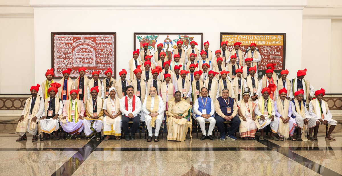 AmitShah's tweet photo. आज राष्ट्रपति भवन में माननीय राष्ट्रपति श्रीमती द्रौपदी मुर्मु जी के साथ बस्तर की सामाजिक परंपराओं के प्रमुख मांझी-चालकी और बस्तर पंडुम के विजेताओं के साथ संवाद किया।

राष्ट्रपति भवन में पहली बार बस्तर की पारंपरिक वेशभूषा में पहुँचे बस्तरवासी इस बात के प्रमाण हैं कि जो बस्तर कभी नक्सली हिंसा के कारण अपनी समृद्ध विरासत, संस्कृति और परंपराओं को खोता जा रहा था, वह आज नक्सलमुक्त होकर अपनी धरोहरों को सहेज रहा है।

विकास के पथ पर आगे बढ़ चुका बस्तर आने वाले वर्षों में छत्तीसगढ़ का सबसे विकसित संभाग बनकर विकास के नए कीर्तिमान स्थापित करेगा।