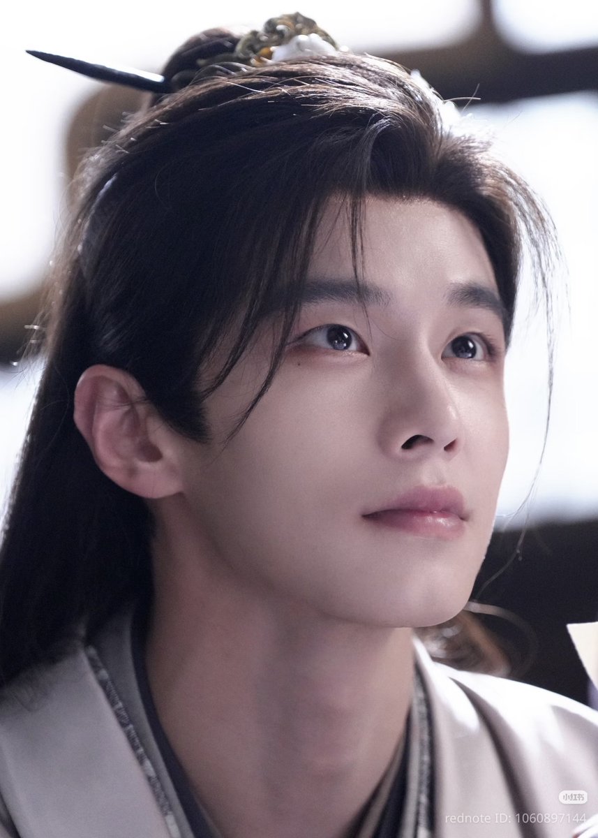 Iszxxx's tweet photo. ก็ยังคงแพ้สายตาและเสน่ห์ขององค์รัชทายาทเหมือนเดิม👀😳💙 https://t.co/sM3H0Zlr6H