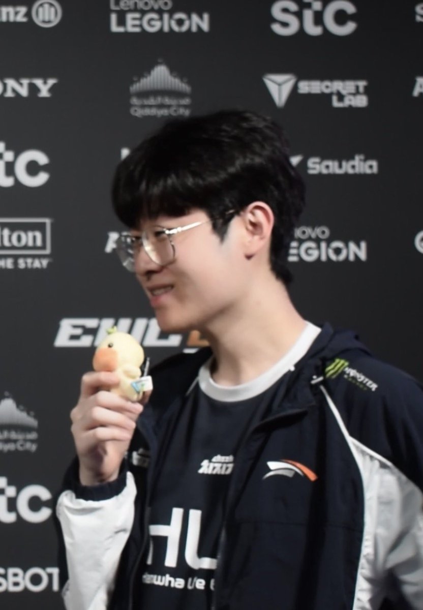 nasvisionz's tweet photo. I just remembered how gumayusi and zeus both tried french and said "merci merci" (thank you x2) to us after the interviews it was such a cute effort https://t.co/BTJOd8jmUn