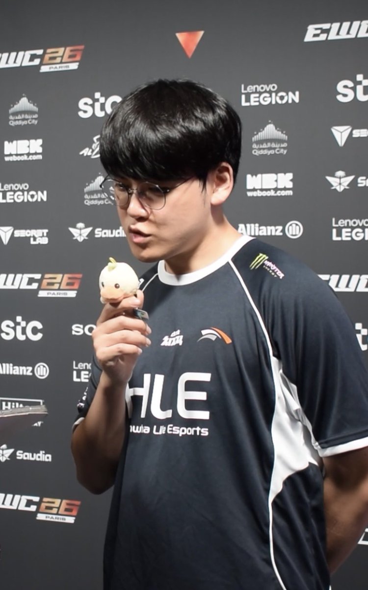 nasvisionz's tweet photo. I just remembered how gumayusi and zeus both tried french and said "merci merci" (thank you x2) to us after the interviews it was such a cute effort https://t.co/BTJOd8jmUn