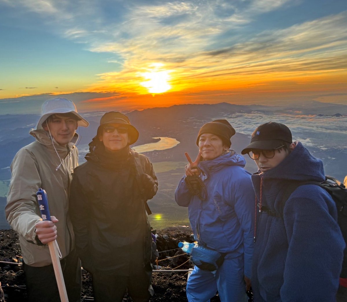kbykw_shnsk's tweet photo. 刀剣新選組メンバーと富士山登ってきました！🗻 https://t.co/pvmRHcqCOh