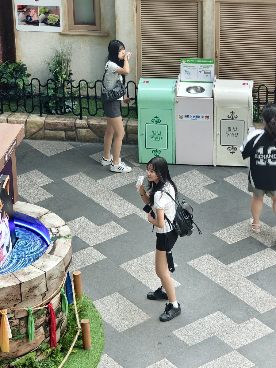 WorldPeace0717's tweet photo. 遥控跳蛋一开，骚母狗直接跪地上本性暴露 https://t.co/4qPMhaKnxW