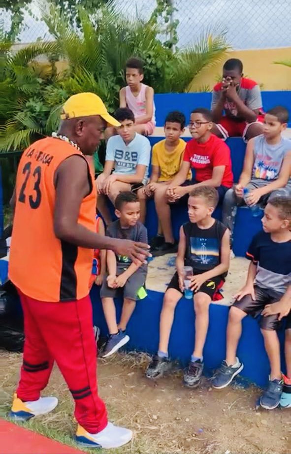 MarcosL67362289's tweet photo. “No dejes puertas entreabiertas. Ábrelas de par en par o ciérralas por completo, porque por medias puertas, solo entran medias felicidades."  
CLUB LABRADOR inc. de San Isidro
Trabajando por Los Niños. 
Dios tiene el Control. 
@miderec_rd @kelvincruzrd @andresbautg  @Elmy_Pina https://t.co/rWmBpuYhC2