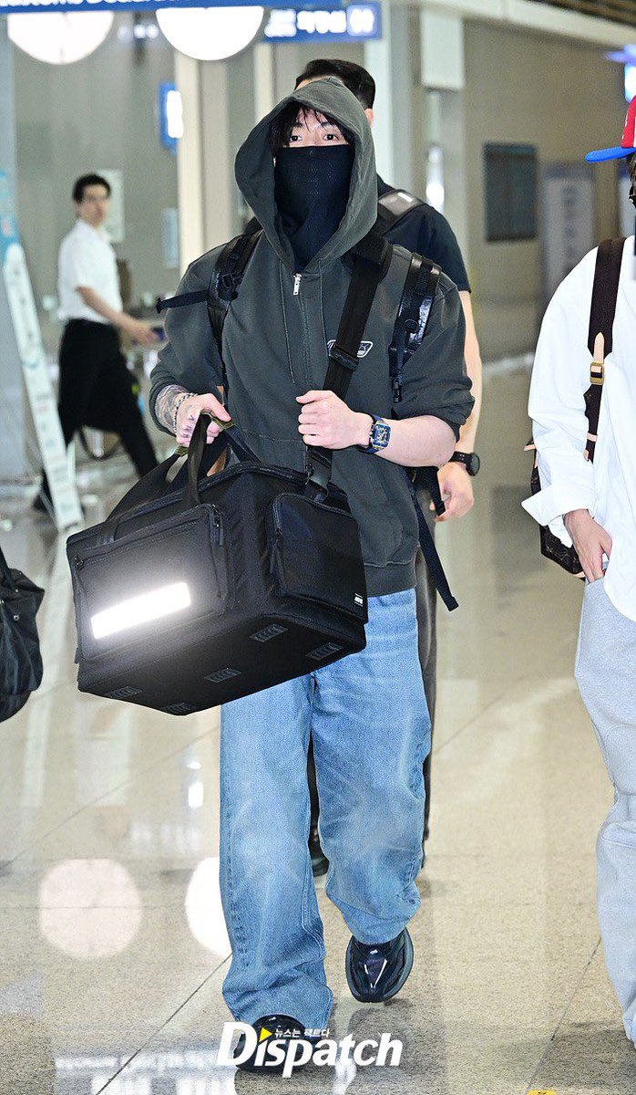 gcfKM57's tweet photo. 🐰✈️

#JUNGKOOK #정국 https://t.co/chTDweN0ON
