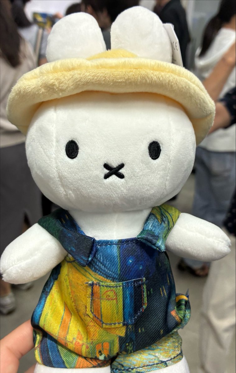 ayajob30's tweet photo. 上野の森美術館の『大ゴッホ展』

9時の日時指定チケットを予約開始日にゲット。当日は8:45過ぎくらいにオープン。

まず最初に夜のカフェテラスを2回ほど並んで見てその後ゆっくり順路で鑑賞👀

1回につき10秒くらいしか見られないけど、何度も並べるから4回並んだ！

お目当てのミッフィーも買えた🫶 https://t.co/r0anJsXP7K