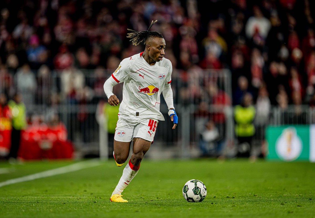 Plettigoal's tweet photo. 🚨⏳ Real Madrid are pushing to complete the Yan Diomande deal with RB Leipzig before Leipzig fly to their training camp in Austria on Saturday.

Real Madrid held fresh talks with Leipzig again today.

Diomande remains in Leipzig, staying professional and patient throughout the process. Waiting for the agreement between the clubs. Deal on.

@philipphinze24 @SkySportDE 🇨🇮