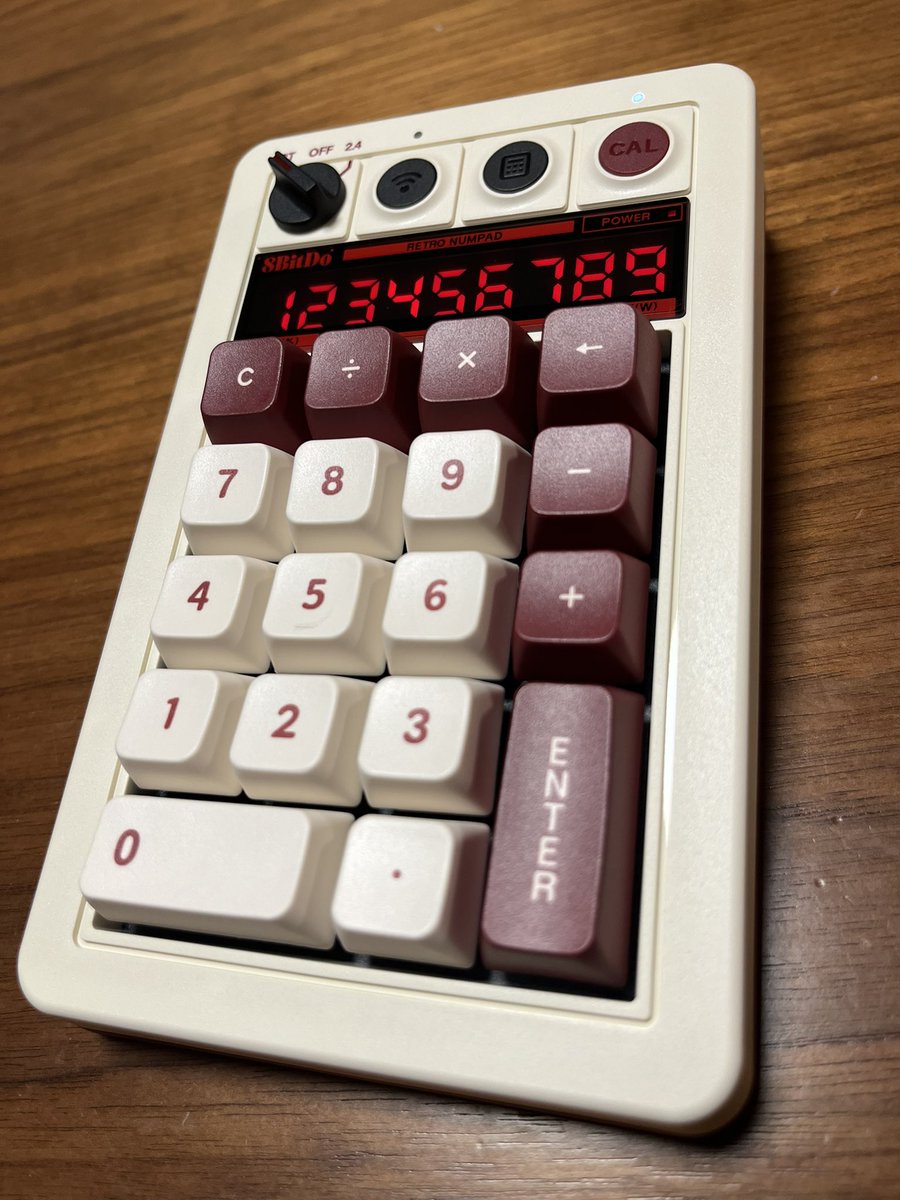 Hideki_Precious's tweet photo. テンキーの調子が悪くなったから購入！
電卓にもなるし仕事にちょうどいいけど、思ってたより少しデカかった笑
ファミコンカラーでいい感じ💡

#8bitdo 
#テンキー https://t.co/F6QgnY7dlv