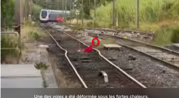 Agropark's tweet photo. https://t.co/tEKhCto3DM  Canicule, extreme Heatdome Drought South of France let the Train tracks deforme https://t.co/aEmh4NepUT