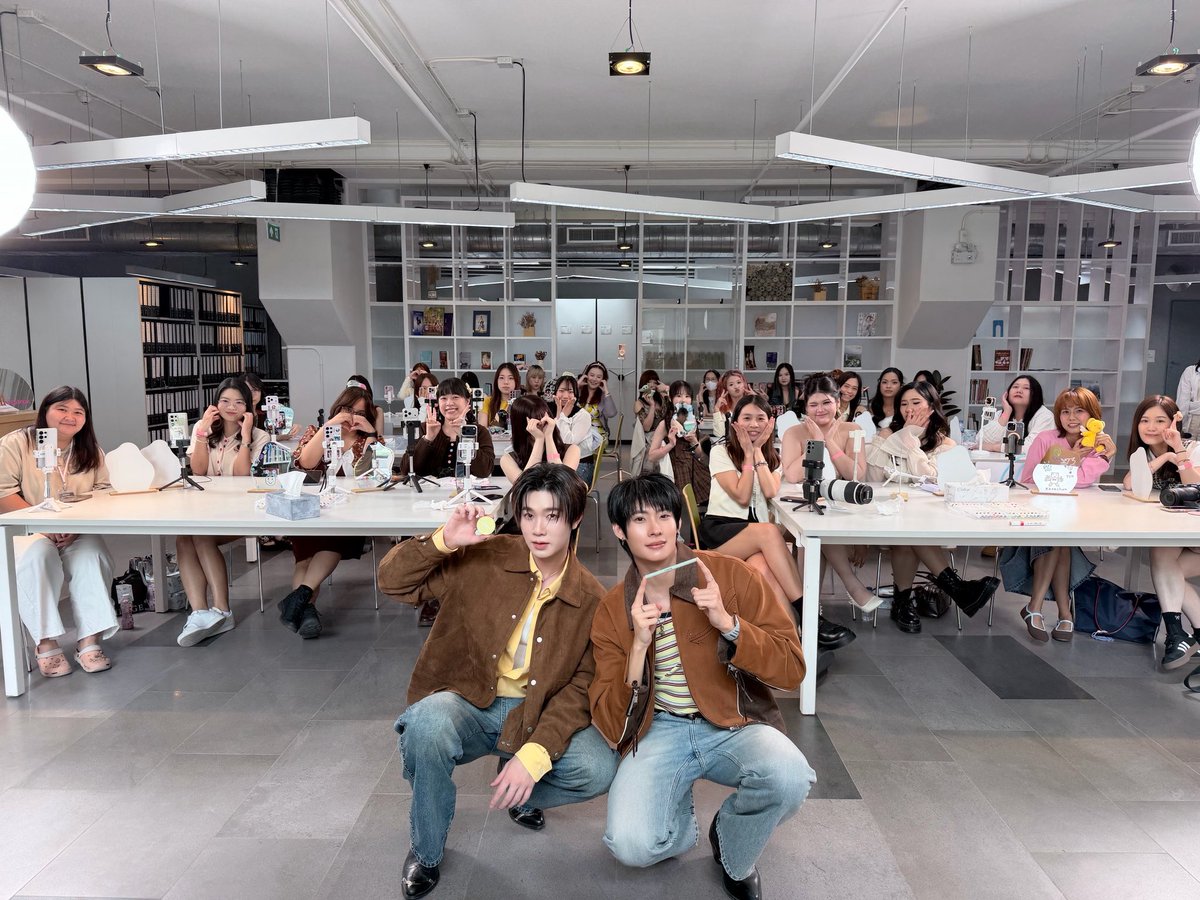 DomundiTV's tweet photo. ขอขอบคุณ @everpink_th ที่ให้เกียรติ “ติวเตอร์” @TutorKrp และ “ยิม” @mynameis_yim ได้มาร่วมกิจกรรมในวันนี้นะคะ 🥰

ขอขอบคุณแฟน ๆ ทุกคนที่มาเจอกัน รวมถึงแฟน ๆ ที่ส่งกำลังใจมาให้ทั้งสองคนด้วยนะคะ 🫶🏻✨

#EVERPINKxTutorYim https://t.co/Z69xijpRhH
