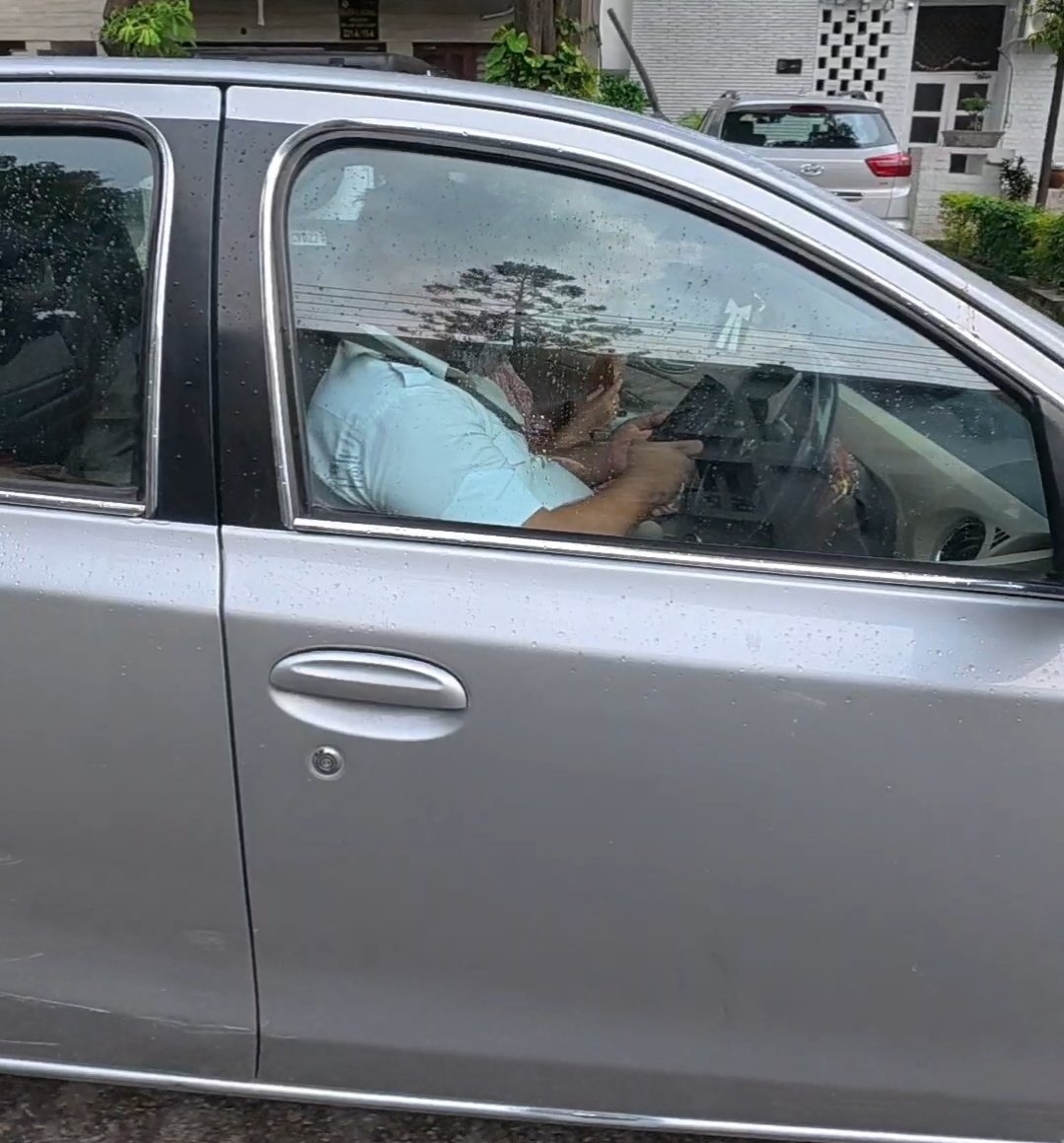 CH_Chowkidar's tweet photo. Namaskar @trafficchd, car driver dono hatthan naal texting karde hoye drive kar raha si.

📍 Sector 15A

⏰ 30-07-2026 05:01 pm

🚗 CH01BT8763 https://t.co/rAvkzcAB3k