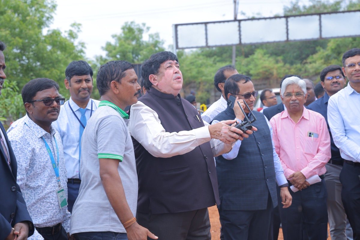 Dileep_Sanghani's tweet photo. कृषि में आधुनिक तकनीक को बढ़ावा देने की दिशा में एक और महत्वपूर्ण कदम।

नेल्लोर स्थित IKSEZ हरितवन में नैनो उर्वरकों के ड्रोन स्प्रे का लाइव प्रदर्शन आयोजित किया गया।

तकनीक के साथ समृद्ध खेती, समृद्ध किसान।
@IFFCO_Coop @iksez 
#IFFCO #IKSEZ #Harithvan #NanoFertilizer #DroneSpray https://t.co/NS4rKUMvNa