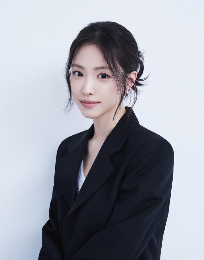 npomvtt's tweet photo. Durante uma entrevista sobre a conclusão de “Agent Kim Reactivated”, Son Naeun comentou sobre sua ausência no casamento de Yoon Bomi (Apink) e Rado:

“Na época, eu estava na fase final das gravações do drama e também tinha outros compromissos.”

“Como o Apink é um grupo com o qual compartilhei minha adolescência e meus 20 e poucos anos, sempre quero celebrar quando algo bom acontece, e meu desejo de apoiar como fã não mudou.”