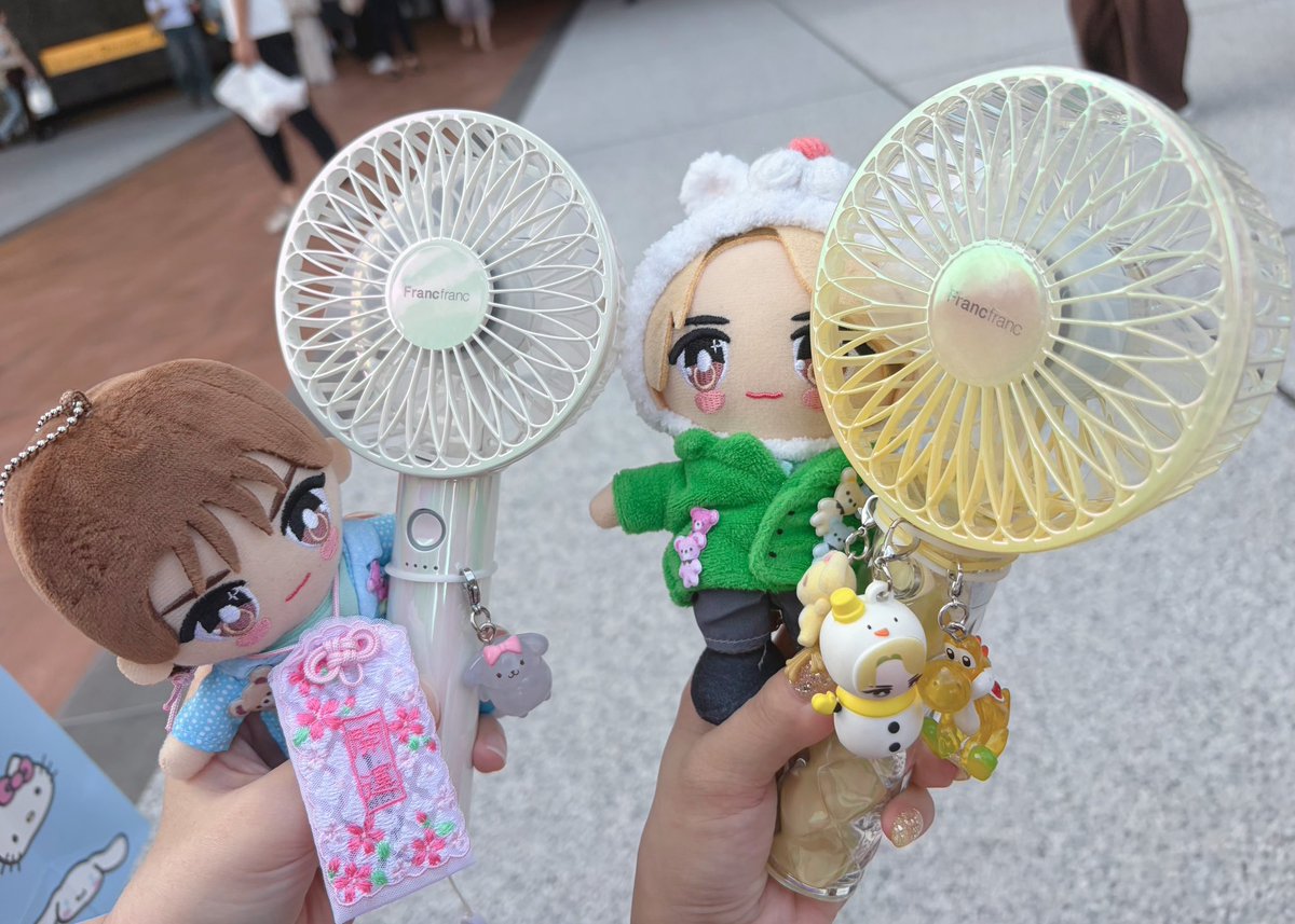 oratuyj's tweet photo. なっちがくれたマカロンちゃま、本当にかわいくて、仕事行くときもウキウキになってり(⸝⸝⸝◜𖥦◝⸝⸝⸝) https://t.co/UXVABKUE0d