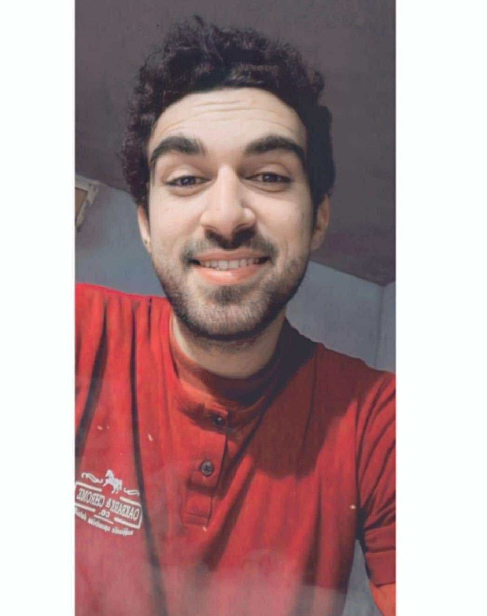 heggy0's tweet photo. مهما كنت إنسان قوي، عمرك ما هتقدر تواجه الصلع الوراثي وهو بيهاجمك من العمق حتى لو لتلعب دفاع منخفض، ما بالك لما الصلع الوراثي يهاجم من العمق والشيب يبدأ يتوغل من الأ��راف، كدة أنت بالحق باي باي بشكل رسمي. https://t.co/zbkRiHk0Lt