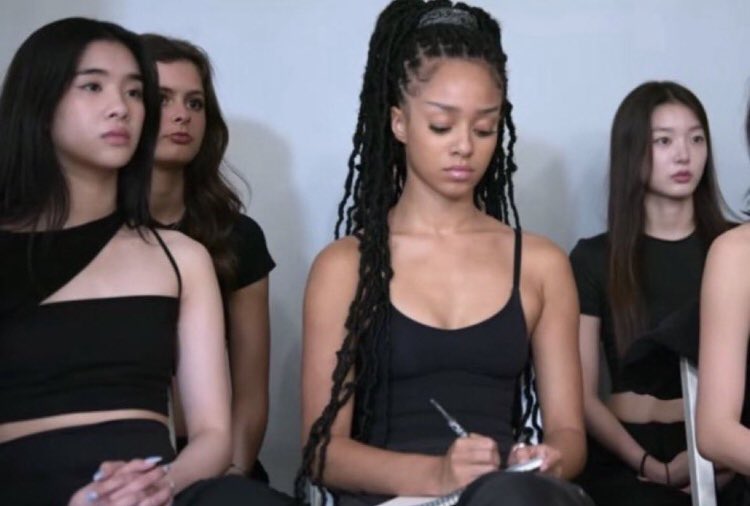 pinkmanzie's tweet photo. Sophia said Manon doesn't take notes... meanwhile she's literally sitting right next to her while she's taking notes 😭 Daniela was right about Sophia being a liar lmaoo https://t.co/Wx00hxf5mu