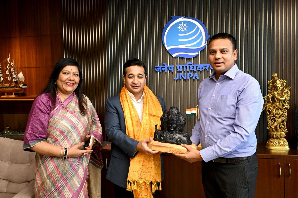 NiteshNRane's tweet photo. जवाहरलाल नेहरू पत्तन प्राधिकरणाच्या (JNPA) उरण येथील मुख्य प्रशासकीय भवनास आज भेट देऊन बंदराच्या विविध विकासकामांचा तसेच भविष्यातील विस्तार आराखड्याचा सविस्तर आढावा घेतला 

यावेळी जेएनपीएची विद्यमान बंदर क्षमता, मल्टीमोडल कनेक्टिव्हिटी आधुनिक पायाभूत सुविधा विकास तसेच पर्यावरणपूरक व्यवस्थापन या विषयांवरील विविध उपक्रमांची सविस्तर माहिती घेण्यात आली. यासोबतच, जेएनपीएमार्फत आंतरराष्ट्रीय संस्थांच्या सहकार्याने राबविण्यात येणाऱ्या प्रशिक्षण कार्यक्रमांबाबतही सविस्तर चर्चा करण्यात आली.

तसेच केंद्र व राज्य शासनाच्या संयुक्त सहभागातून पालघर जिल्ह्यात विकसित होत असलेल्या महत्त्वाकांक्षी वाढवण बंदर प्रकल्पाच्या आराखड्याचा सखोल आढावा घेण्यात आला. महाराष्ट्राच्या सागरी क्षेत्राचा सर्वांगीण विकास, बंदरांची क्षमता वाढविणे, जागतिक दर्जाच्या पायाभूत सुविधा निर्माण करणे, मल्टीमोडल लॉजिस्टिक नेटवर्क अधिक सक्षम करणे आणि राज्याला जागतिक सागरी व्यापाराचे प्रमुख केंद्र म्हणून विकसित करण्याच्या दृष्टीने विविध महत्त्वपूर्ण विषयांवर सकारात्मक चर्चा झाली.

यावेळी जेएनपीएचे अध्यक्ष श्री. गौरव दयाळ, महाराष्ट्र सागरी मंडळाचे मुख्य कार्यकारी अधिकारी श्री. पी. प्रदीप, जेएनपीएच्या सचिव तथा महाव्यवस्थापक श्रीमती मनीषा जाधव तसेच जेएनपीए आणि महाराष्ट्र सागरी मंडळातील वरिष्ठ अधिकारी उपस्थित होते.

@CMOMaharashtra @Dev_Fadnavis @JNPort @mahamaritime1
#JNPA #VadhvanPort #Ports #MaritimeMaharashtra #Maharashtra