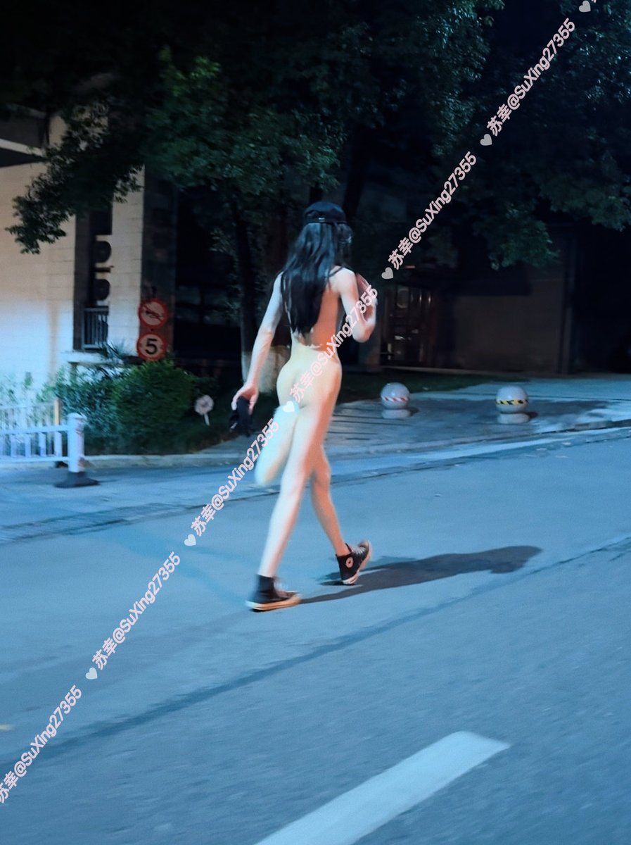 SuXing27355's tweet photo. 全裸马路露出（二）
有宝子问小苏不害怕嘛
实际上心都快跳出来了
但是超级刺激超级爽
不争气的水都流到大腿根了
#露出 #露出诱惑 #人前露出 

投稿@luchu888 @luchu777 
（完整版视频需过🚪） https://t.co/JeJUxAg1VY
