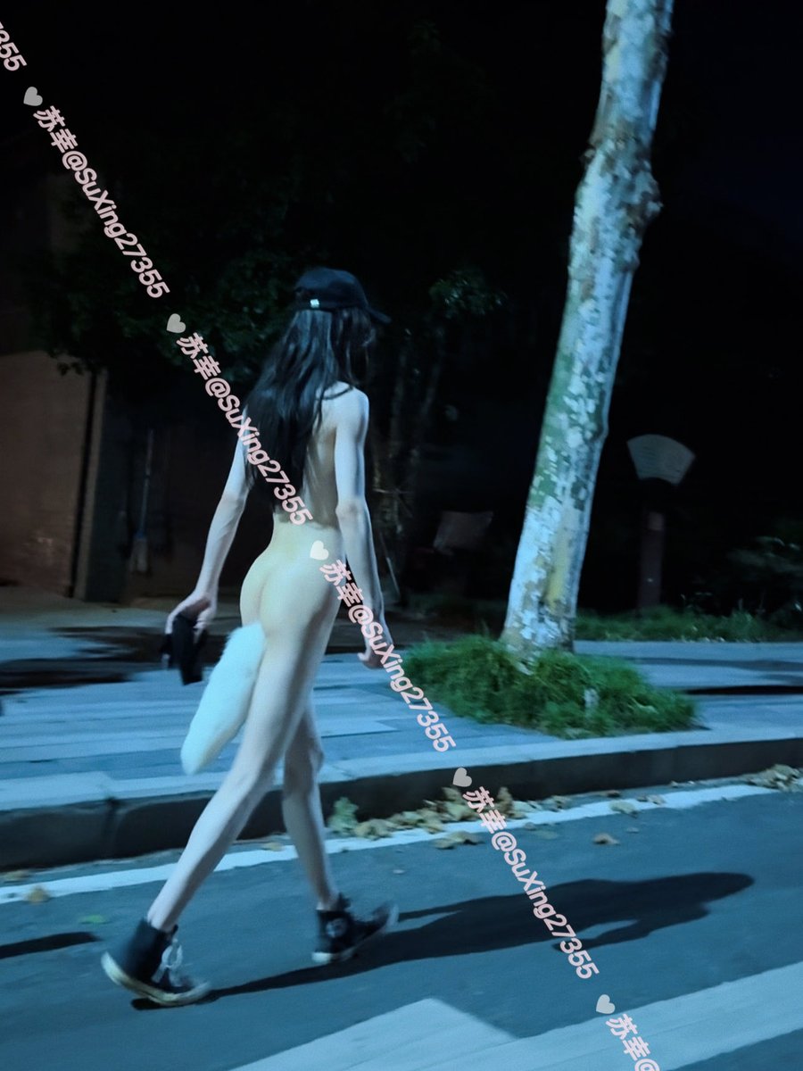 SuXing27355's tweet photo. 全裸马路露出（二）
有宝子问小苏不害怕嘛
实际上心都快跳出来了
但是超级刺激超级爽
不争气的水都流到大腿根了
#露出 #露出诱惑 #人前露出 

投稿@luchu888 @luchu777 
（完整版视频需过🚪） https://t.co/JeJUxAg1VY