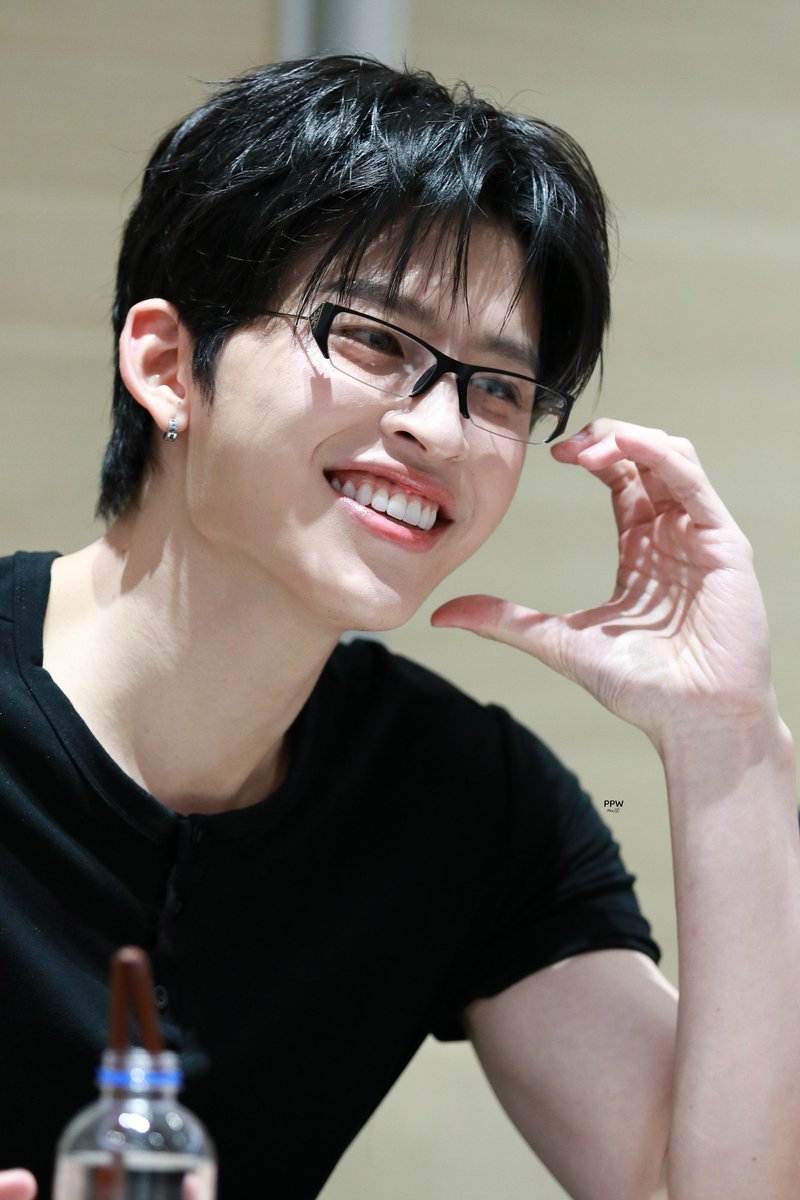 PondPhuwinPics's tweet photo. งือออออออ พี่ปอนด์น่ารักมากกกกกก

//คำแรกที่ทัก "เจอกันอีกแล้ว"

JASPER FLAREY FANSIGN

#งานมหกรรมนิยายนานาชาติ2026xJASPER
#ppnaravit @ppnaravit https://t.co/g6Zd2Ify4K