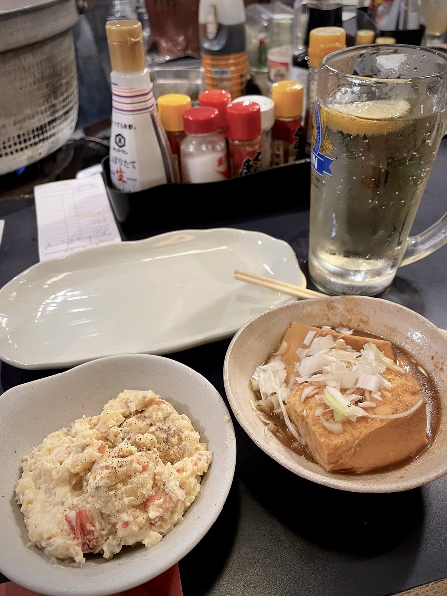 kzysd's tweet photo. 今日もお疲れ様です！

木曜日は、、、
事情により練習お休み😅

で、江古田の やきとん きむら さんで独り呑み。

久し振りでしたが大盛況👍
酎ハイ、ポテサラから串ものまで美味しい〜♪
終わったはずのチレがあった奇跡😆

明日も宜しくお願い致します。

#お疲れ様です #やきとんきむら #江古田 https://t.co/9QcB5mYLSe