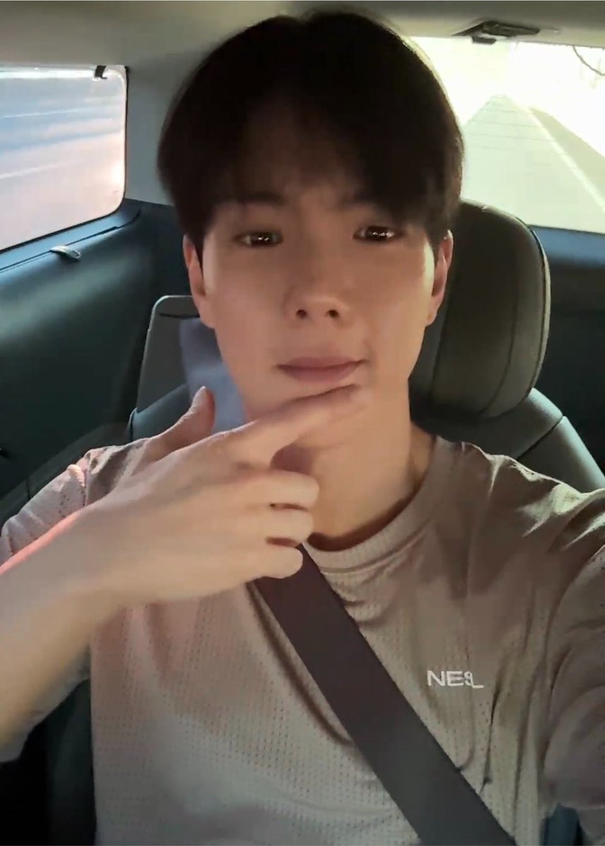 hyungwonspace's tweet photo. shownu talked about hyungwon on his 🫧 live today #형원 #셔누 ❤️

🐻 hyungwon gave me this shirt. he got this one for me while buying clothes for himself because i like comfy clothes. he gave it to me and it’s really cool

🐻 he finds folding laundry at this time of the day relaxing? ㅎㅎㅎㅎㅎ hyungwon really knows how to finds happiness in little things