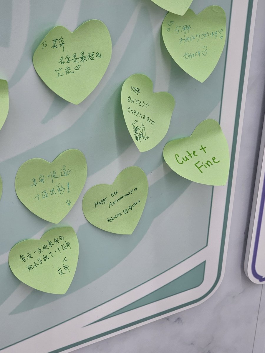 dbgml_527's tweet photo. 화면 오른쪽에 있는 버튼 애들 색깔별로 누르면 이번 초대장인 결혼식 영상이랑 대사 짧게 나왔구요
콜라보 카페처럼 애들 포스트잇 붙이는 곳 있길래 한국 윤노아 오시 흔적 남기고 왔슴다 https://t.co/JxwRykP1fP