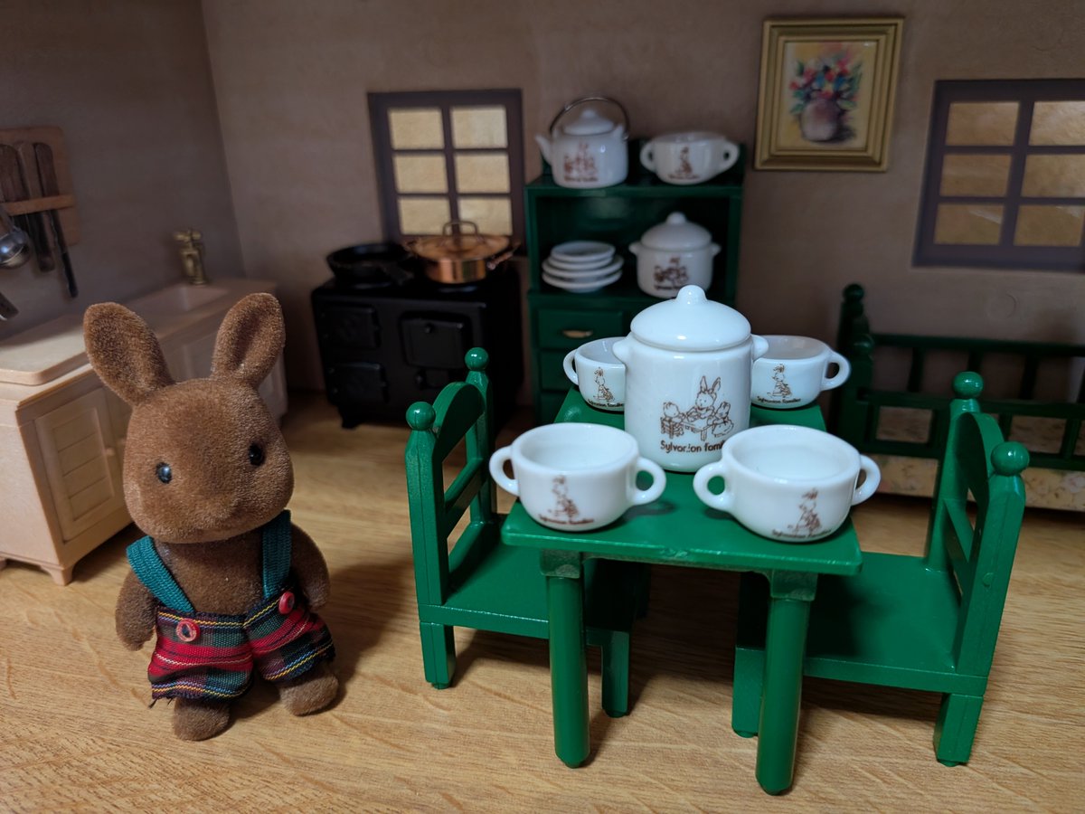_bambi_rt's tweet photo. 子供の頃遊んでたシルバニアを発掘して遊んだ。
ベビーカーとかベッドとかは布が傷んでたけど家具とか食器は綺麗に残ってた🥳
#シルバニアファミリー https://t.co/yzuUxrG7Rp