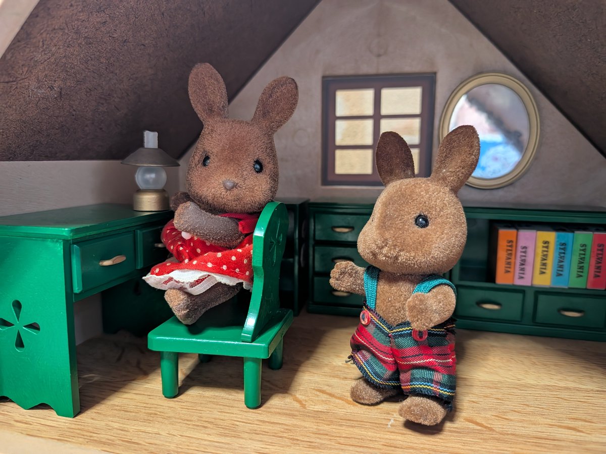 _bambi_rt's tweet photo. 子供の頃遊んでたシルバニアを発掘して遊んだ。
ベビーカーとかベッドとかは布が傷んでたけど家具とか食器は綺麗に残ってた🥳
#シルバニアファミリー https://t.co/yzuUxrG7Rp