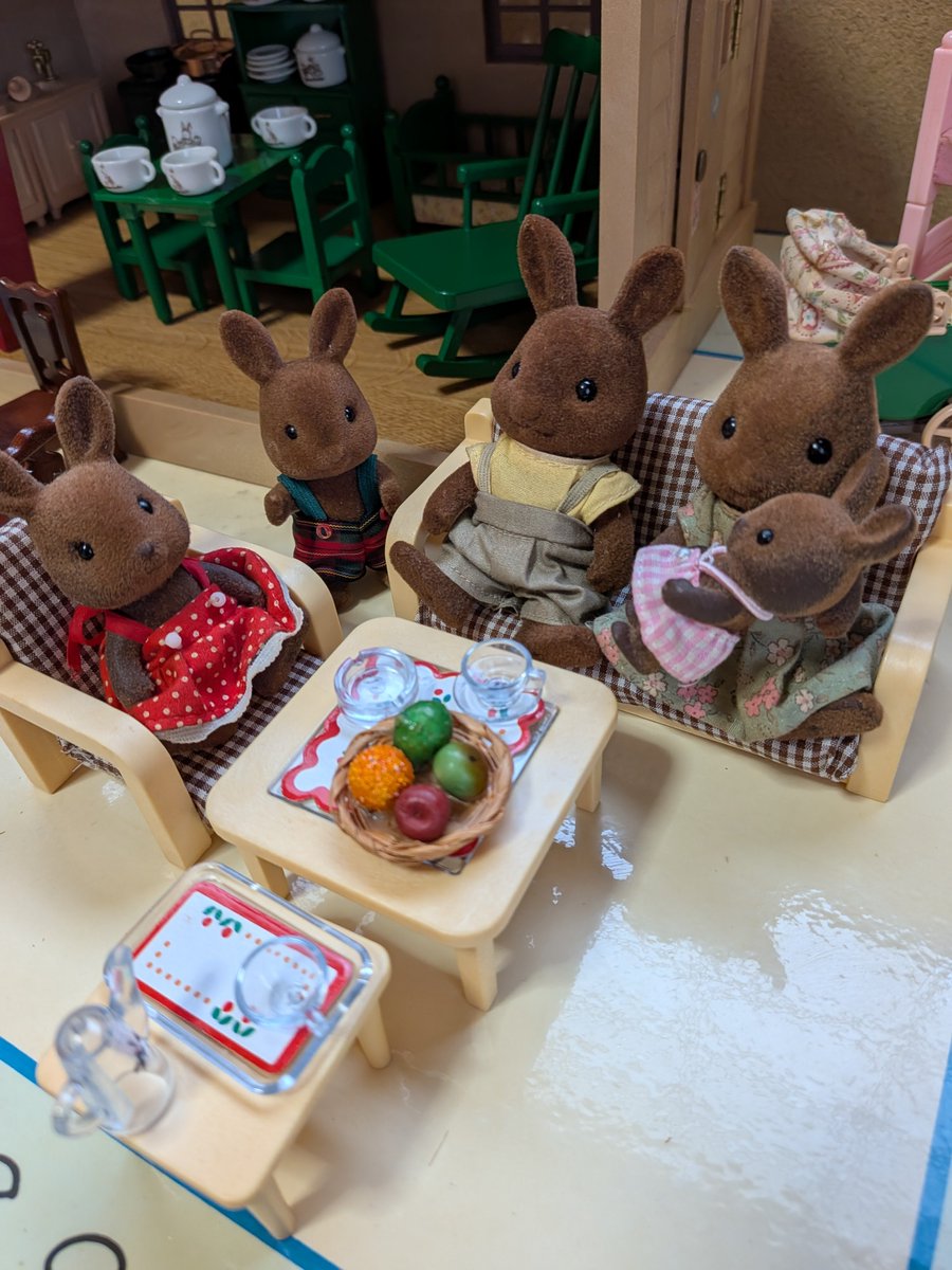 _bambi_rt's tweet photo. 子供の頃遊んでたシルバニアを発掘して遊んだ。
ベビーカーとかベッドとかは布が傷んでたけど家具とか食器は綺麗に残ってた🥳
#シルバニアファミリー https://t.co/yzuUxrG7Rp