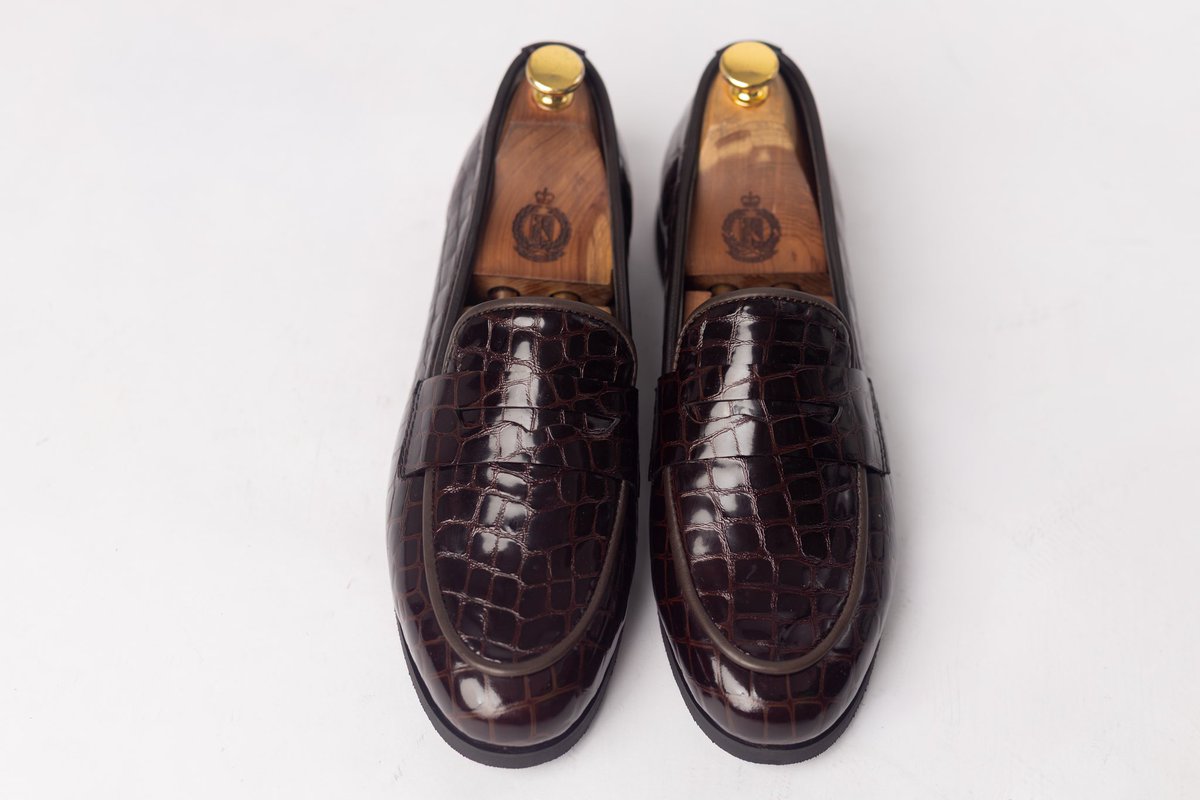 KovixH's tweet photo. Where exceptional leather meets timeless craftsmanship. 🌍ll CROC ODYSSEY classics 

Limited stock 📌
Crafted in Ghana 🇬🇭 
☎️ 0200151910
📍North Kaneshie 
📸 @bp.studios 

#KovixHandmade #CraftedToPerfection #TexturedLeather #HandmadeLuxury #MadeWithPurpose TimelessElegance https://t.co/Md98WSz9AP