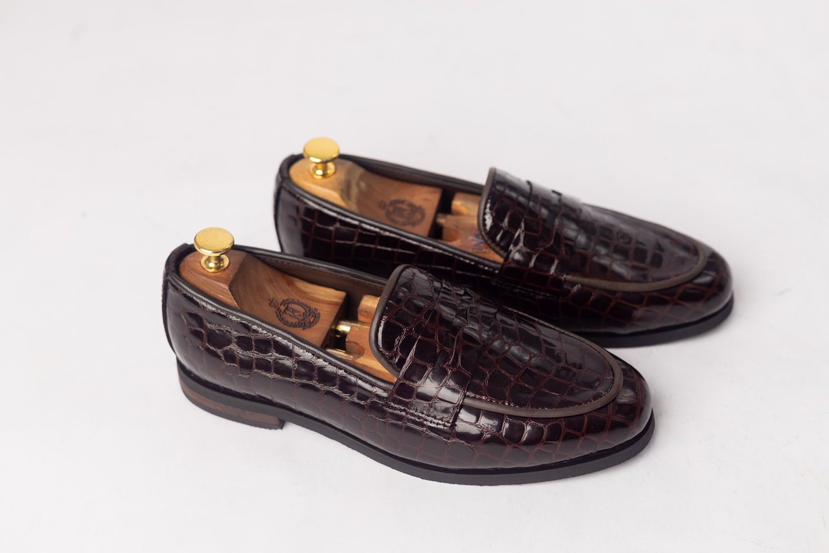 KovixH's tweet photo. Where exceptional leather meets timeless craftsmanship. 🌍ll CROC ODYSSEY classics 

Limited stock 📌
Crafted in Ghana 🇬🇭 
☎️ 0200151910
📍North Kaneshie 
📸 @bp.studios 

#KovixHandmade #CraftedToPerfection #TexturedLeather #HandmadeLuxury #MadeWithPurpose TimelessElegance https://t.co/Md98WSz9AP