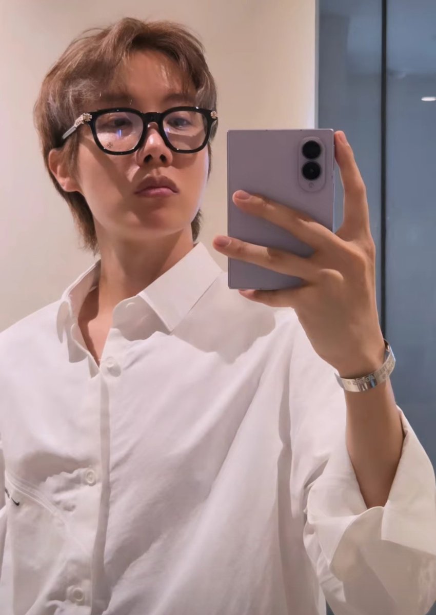 winnttaebear's tweet photo. J-HOPE WEARING WHITE POLO.. MY WEAKNESS https://t.co/DnD2nxTtAB