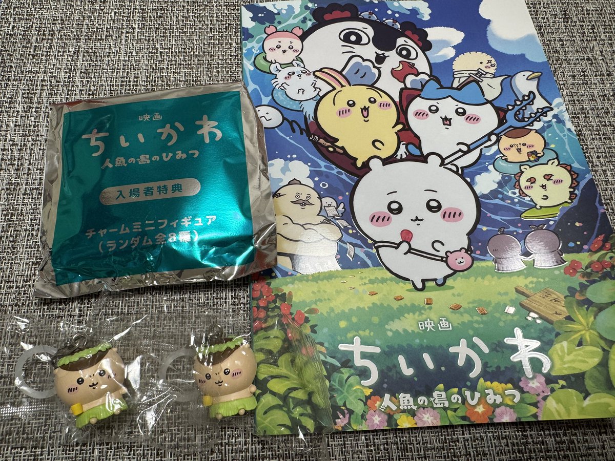 guccyn0419's tweet photo. 長女とちいかわの映画を観に行きました！ちいかわ達は相変わらずの可愛さでたくさん笑いました💕が、人魚の島…怖かったです😨入場者特典は2人ともくりまんじゅう🌰目の前で長女の友達家族がいることに気づき、終わってから大喜びの長女でした😊 https://t.co/I07iTH3li2