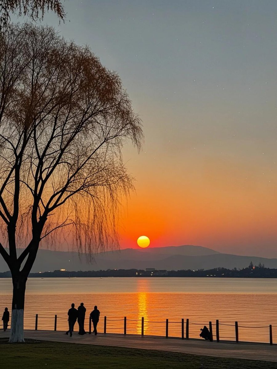 EchoQualle's tweet photo. New to photography Start with mastering natural light – it’s free, soft, and perfect for capturing warm, genuine moments. Grab your phone or camera, head outdoors, and shoot during golden hour! https://t.co/A6LNkUmnY9