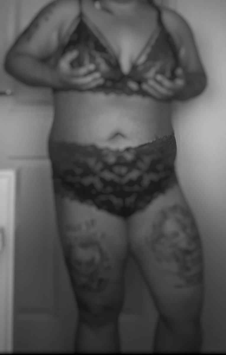 jokerharlequin6's tweet photo. Every curve he adores 🖤
Faceless couple • Link in bio ✨
#blackandwhite
#faceless
#contentcreator
#ukcreator
#couple
#duo
#curvy
#curves
#lingerine
#red https://t.co/NxLs7cxVGY