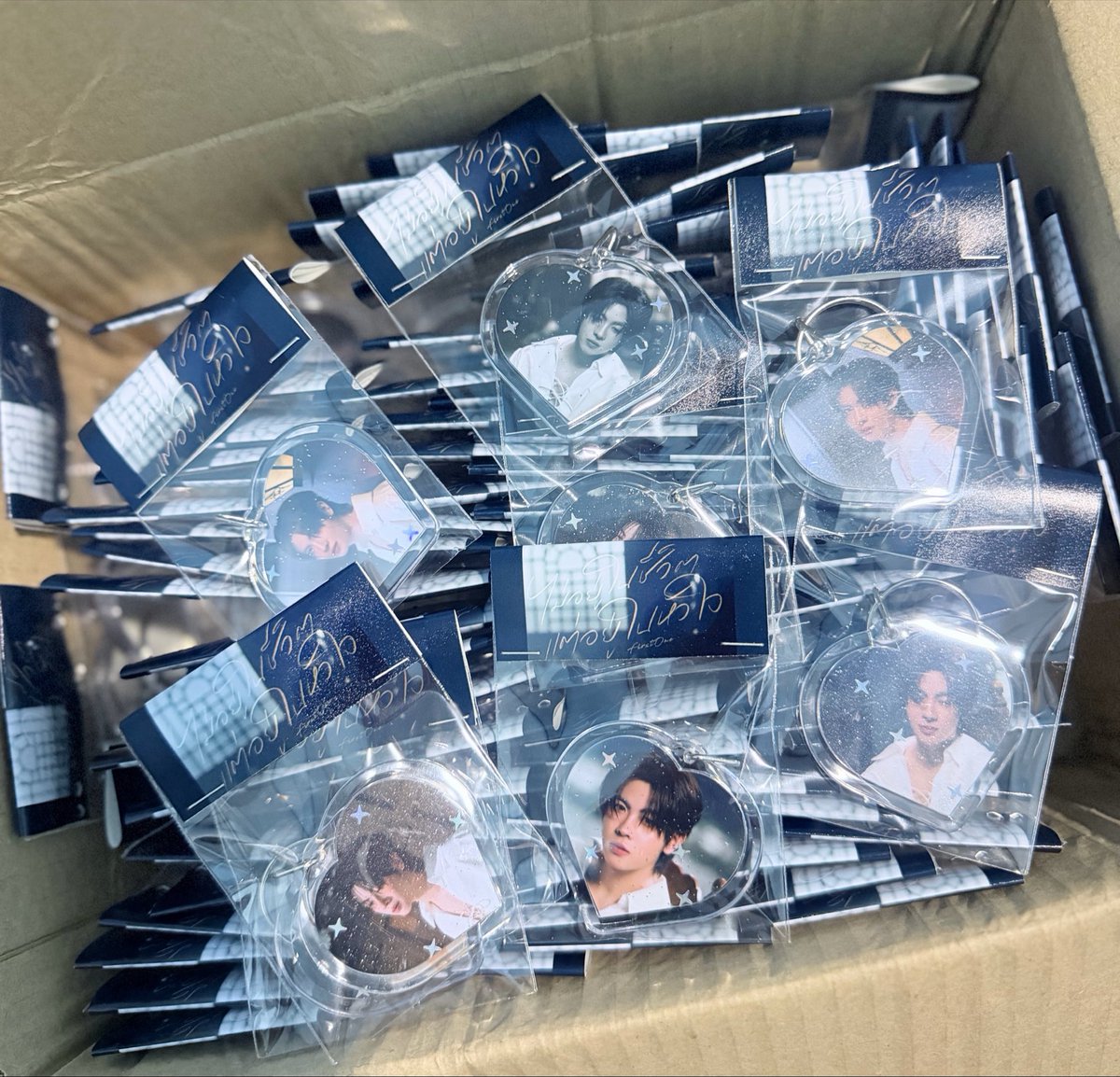 Kluayhomcnt's tweet photo. พวงกุญแจ เข็มกลัด รูปโพลารอยด์ ✨🩷💚

รวมๆแล้ว 500 กว่าชิ้น มัมจะแบกยังไงไหว 😝

#กีฬาสีดูมันดิ2026 #DMDSportday2026 https://t.co/o6YERaSBs9