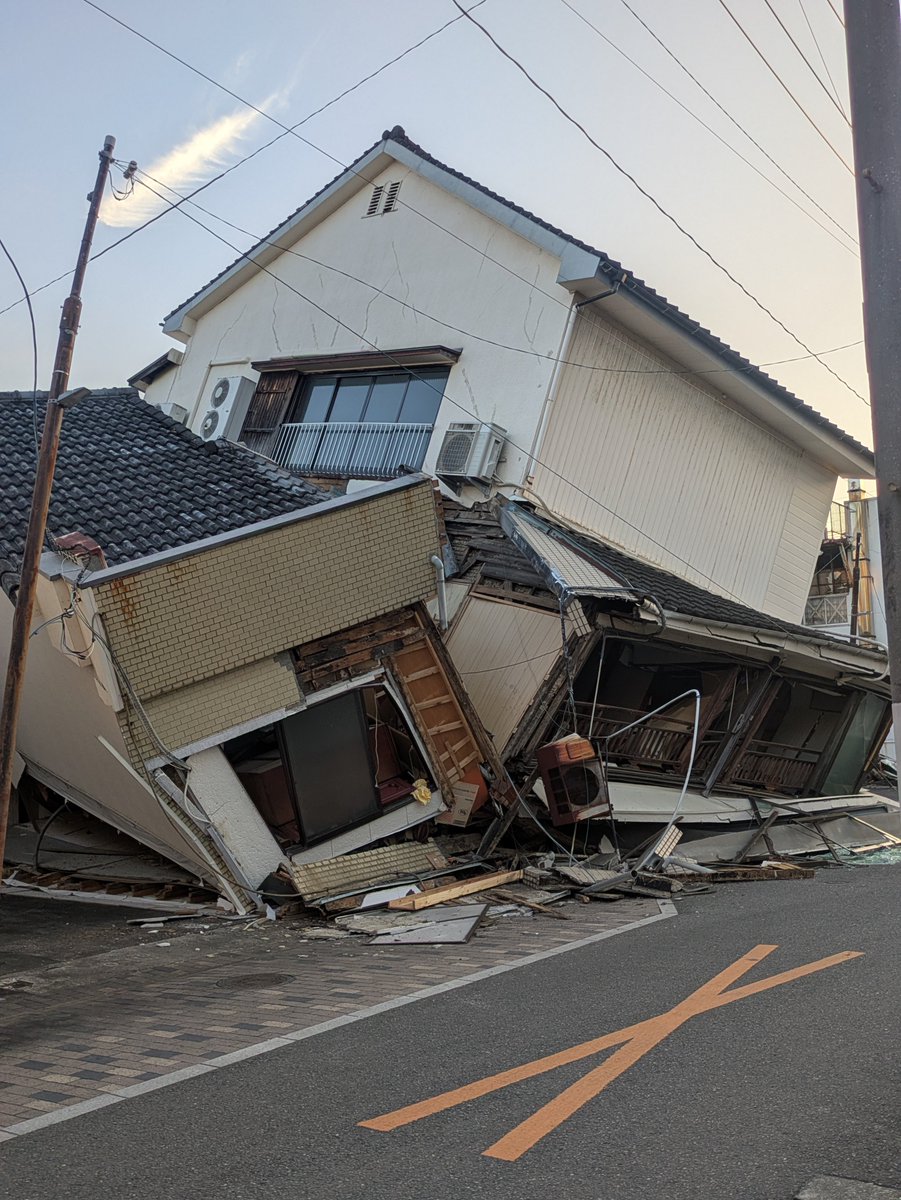 AsosanTaro's tweet photo. 実家のある八代に来ました。
周辺を5分ほど歩いただけで
この惨状です。
子どもの頃にかくれんぼして遊んだお寺や見慣れた風景が一変してます。
それでも前に進んで行かないといけないですね。　

でもつらいです。 https://t.co/pO7ub7Zd5s