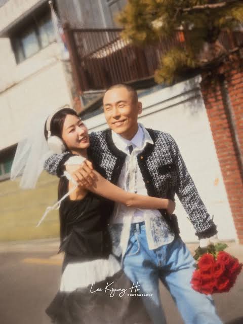 npomvtt's tweet photo. Durante uma entrevista sobre a conclusão de “Agent Kim Reactivated”, Son Naeun comentou sobre sua ausência no casamento de Yoon Bomi (Apink) e Rado:

“Na época, eu estava na fase final das gravações do drama e também tinha outros compromissos.”

“Como o Apink é um grupo com o qual compartilhei minha adolescência e meus 20 e poucos anos, sempre quero celebrar quando algo bom acontece, e meu desejo de apoiar como fã não mudou.”