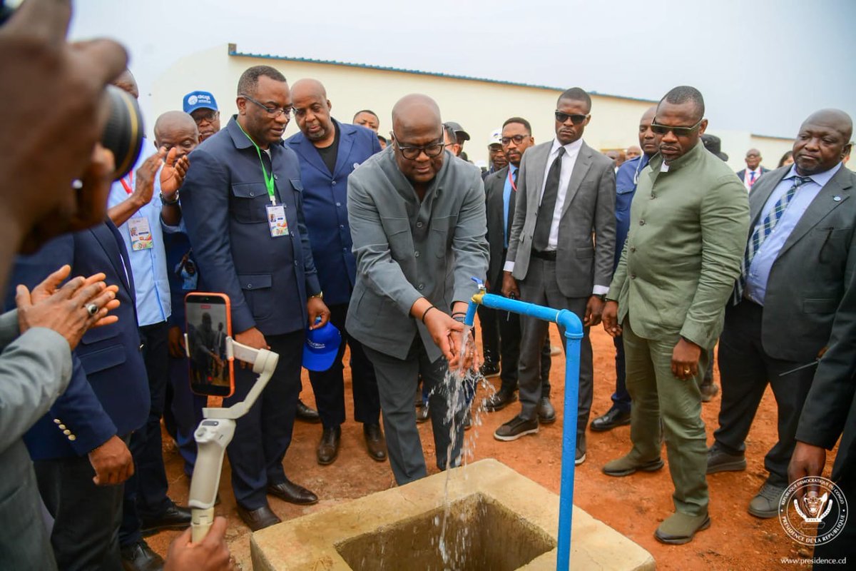 LukondeSama's tweet photo. Le retour du Chef de l’État dans le Haut-Lomami est un moment porteur d’espérance pour cette province à laquelle je reste profondément attaché.

Je souhaite la bienvenue au Président de la République, Félix-Antoine Tshisekedi, et salue sa détermination constante à aller à la rencontre de nos populations et à soutenir les projets qui améliorent durablement leurs conditions de vie. L’inauguration de nouvelles infrastructures, notamment dans l’accès à l’eau potable, en est une illustration parlante.

J’adresse mes chaleureuses félicitations aux autorités provinciales ainsi qu’à l’ensemble des forces vives du Haut-Lomami pour l’accueil remarquable réservé au Chef de l’État. Cette mobilisation collective témoigne de notre engagement commun à poursuivre les efforts en faveur du développement de la province et du bien-être de nos concitoyens.

#RDC #HautLomami #Kamina #Développement #Infrastructures #Paix #CohesionNationale #Provinces #UnitéNationale 
@GouvernementHL