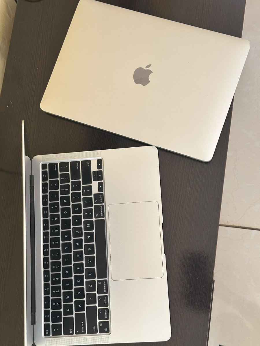 Deep_Vee's tweet photo. MacBook Air M1 for sale
📌8GB Ram
📌256GB Storage
📌8 Hrs Battery 
📌Mkw2,300,000.00 https://t.co/kNM4cCoaMP
