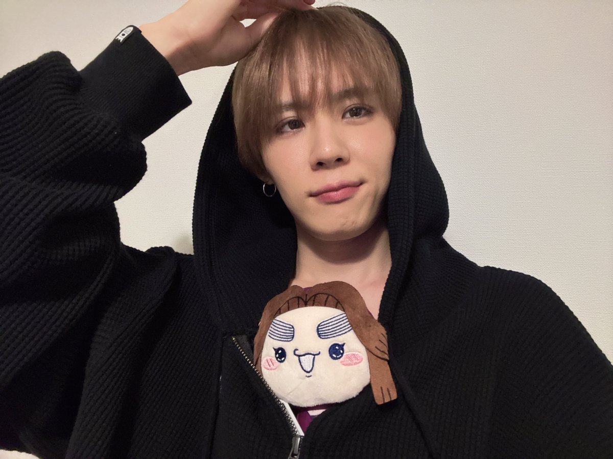 official_yuta14's tweet photo. おひさ自撮り。
横にいたので一緒に。
髪色落ち着きまして。 https://t.co/SZgHLvU0Bu